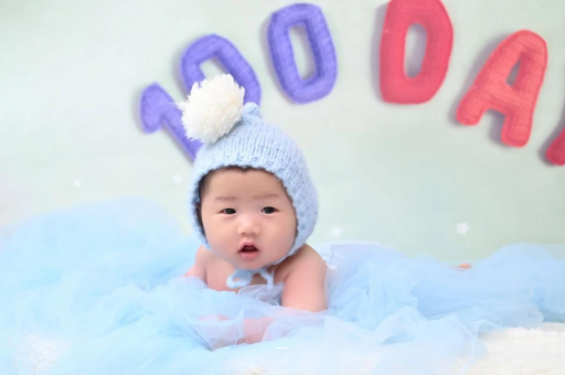 海北宝宝咬手指甲怎么回事